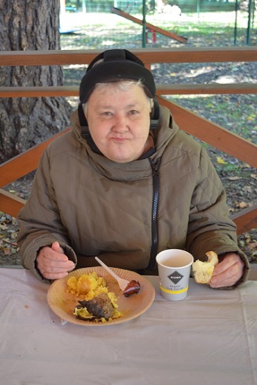Jedna z mieszkanek DPS Lubzina podczas posiłku grillowego.