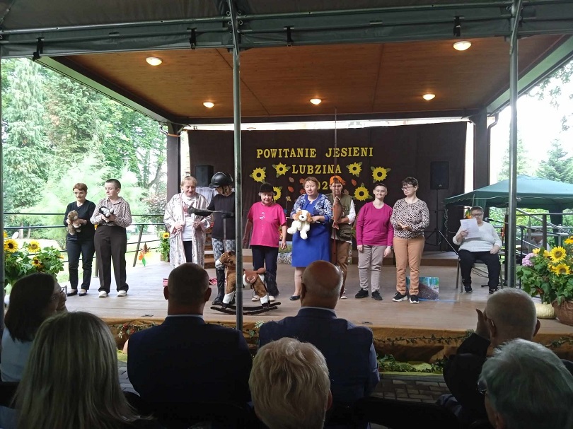 Mieszkanki DPS Lubzina podczas przedstawienia "Zooterapia" na jesiennym pikniku.