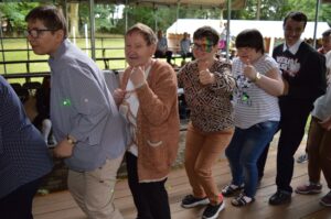 Wspólna zabawa taneczna mieszkańców DPS Lubzina i gości na scenie.