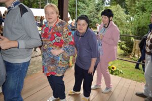 Wspólna zabawa taneczna mieszkańców DPS Lubzina i gości na scenie.