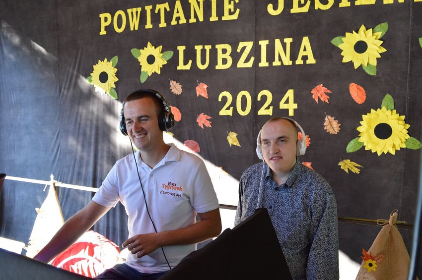 DJ-e serwujący muzykę do zabawy tanecznej mieszkańców DPS Lubzina