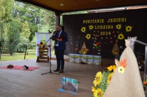 Dyrektor DPS Lubzina Marcin Brzozowski wita gości na pikniku.