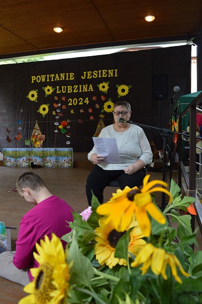 Mieszkanki DPS Lubzina podczas przedstawienia "Zooterapia" na pikniku.