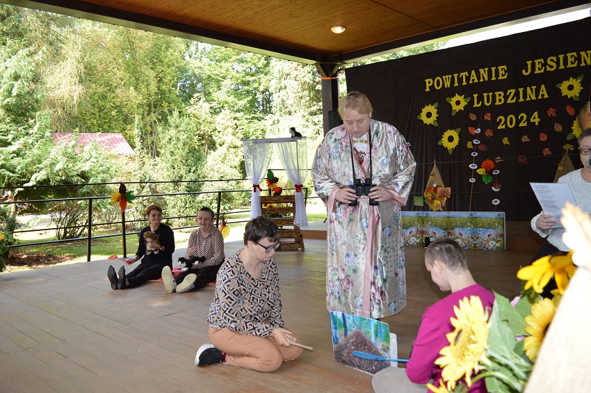 Mieszkanki DPS Lubzina podczas przedstawienia "Zooterapia" na pikniku.