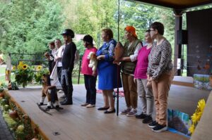 Mieszkanki DPS Lubzina podczas przedstawienia "Zooterapia" na pikniku.