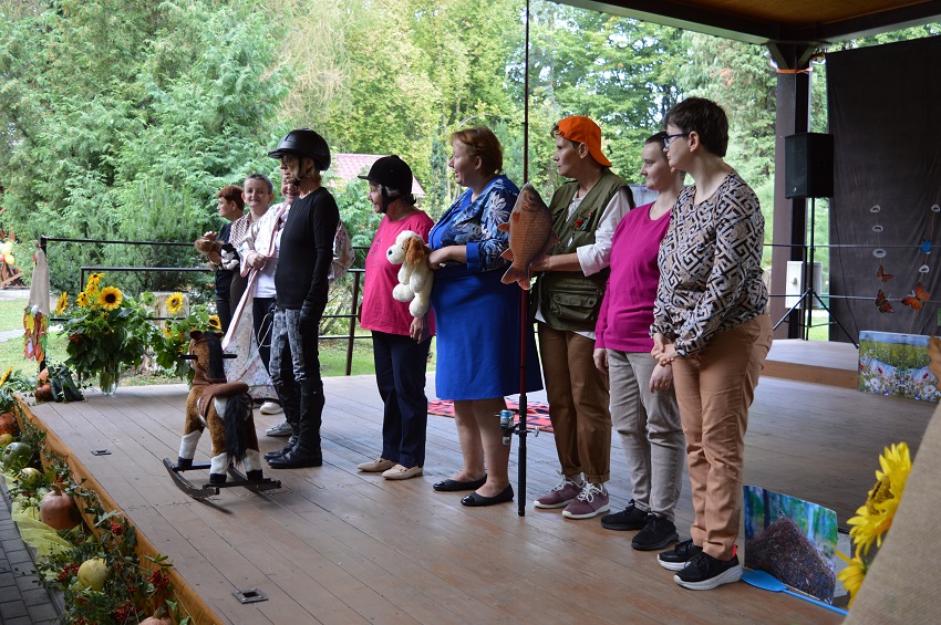 Mieszkanki DPS Lubzina podczas przedstawienia "Zooterapia" na pikniku.