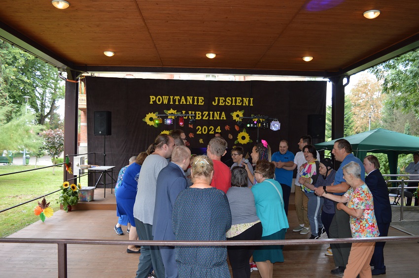 Wspólna zabawa taneczna mieszkańców DPS Lubzina i gości na scenie.