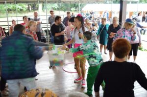 Wspólna zabawa taneczna mieszkańców DPS Lubzina i gości na scenie.
