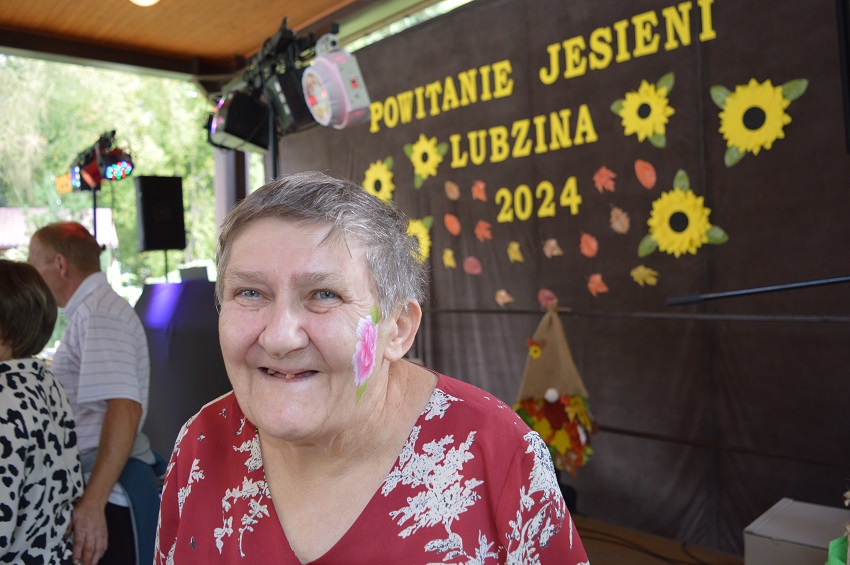 Wspólna zabawa taneczna mieszkańców DPS Lubzina i gości na scenie.